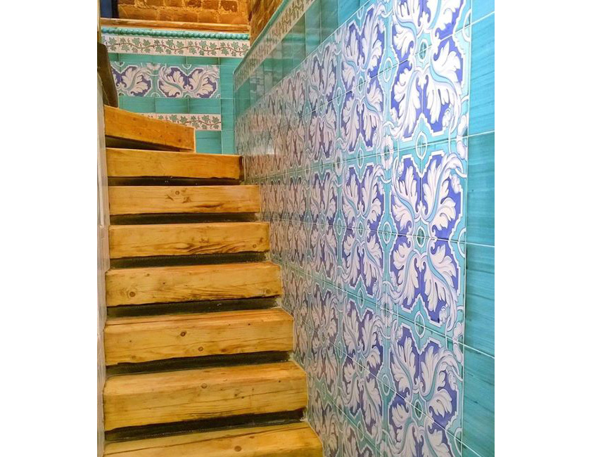 Azulejos para la escalera del restaurante «La Vendimia» (Reino Unido)