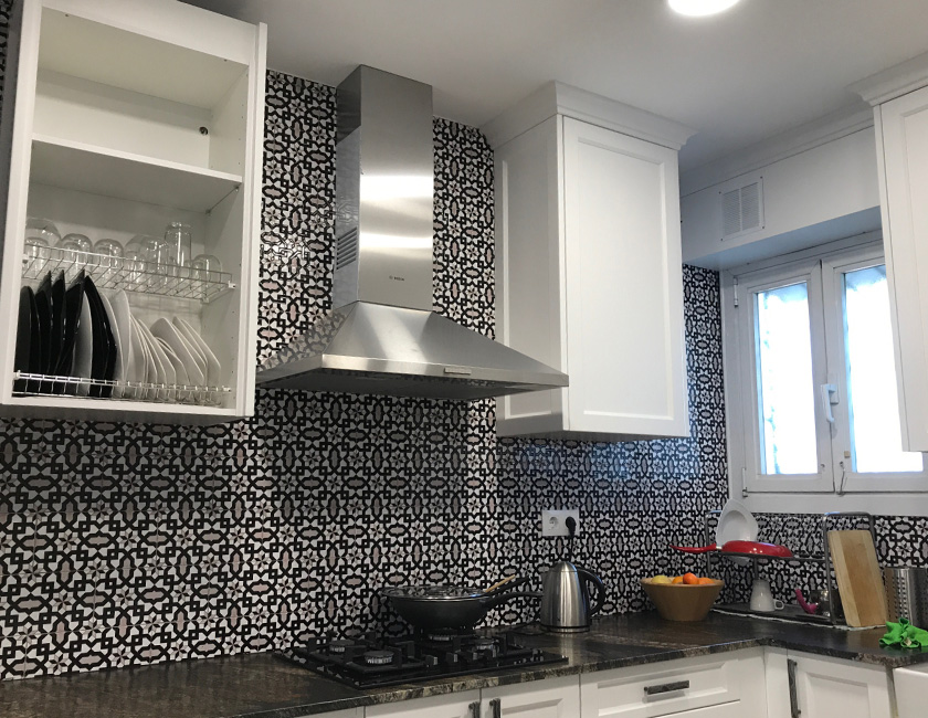Cocina con azulejos en relieve en colores personalizados