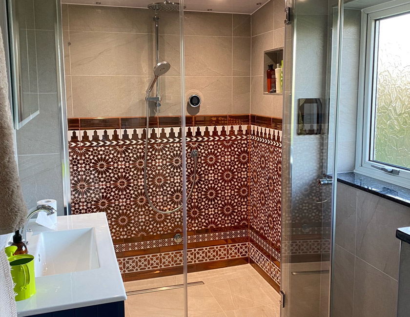 Ducha con azulejos en relieve árabes, en Reino Unido