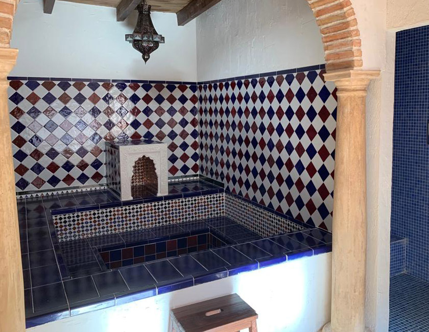 Jacuzzi revestido con azulejos artesanos