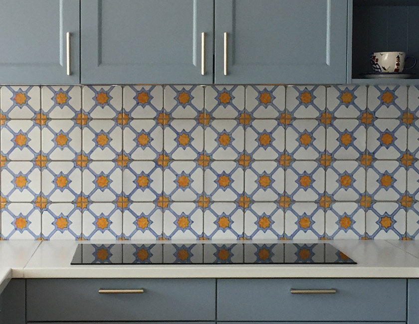 Frente de cocina con azulejos pintados a mano (Alemania)
