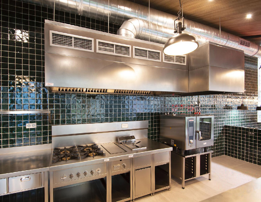 Azulejos artesanos rústicos en cocina industrial (Almería)