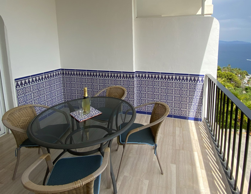 Azulejos en relieve en un apartamento de La Herradura (Granada)