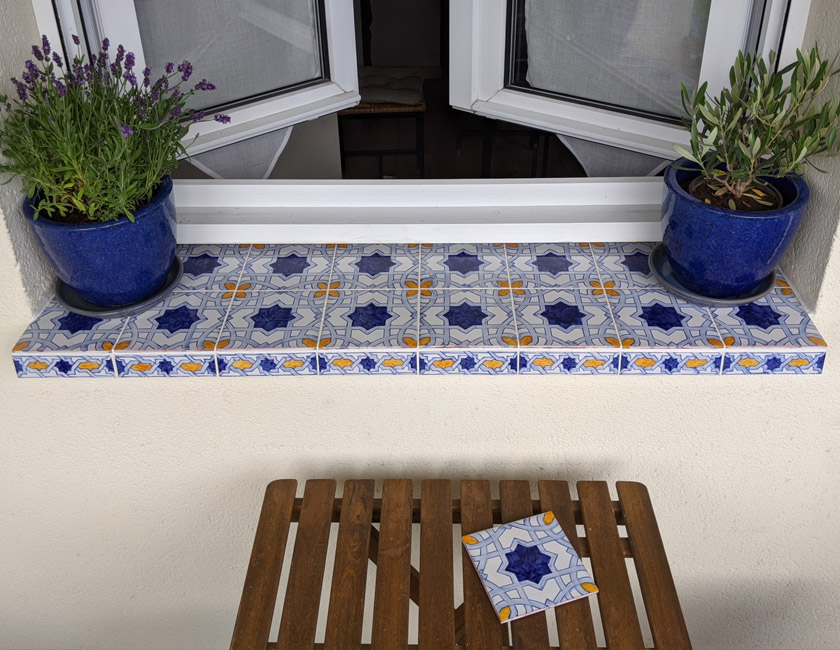 Alféizar con azulejos pintados a mano (Francia)